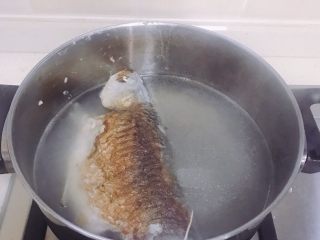 香菇鲫鱼汤,鱼煎好后转移到汤锅，连锅里的油也一并倒入，加入适量热水