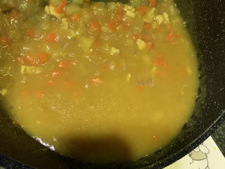 咖喱鸡肉土豆,汤汁十分浓稠，土豆看起来入口即化，就可以出锅啦