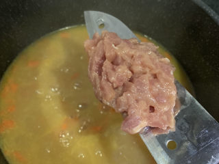 咖喱鸡肉土豆,看到汤浓稠时，即可加入鸡肉