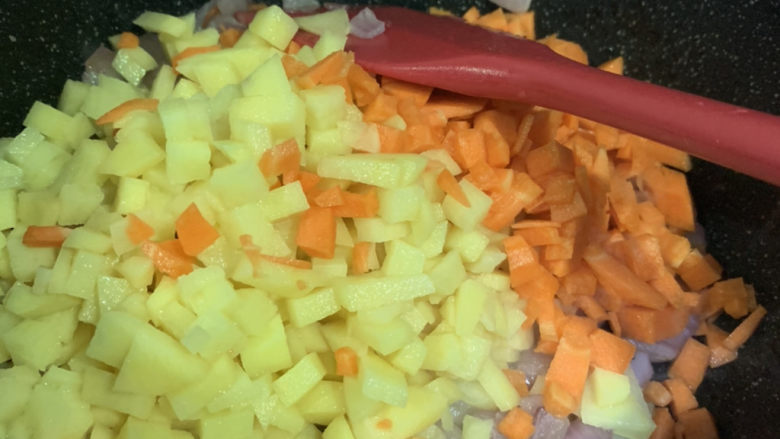 咖喱鸡肉土豆,温到洋葱焦香，即可倒入胡萝卜和土豆