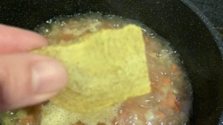 咖喱鸡肉土豆,待水开时，加入一块咖喱