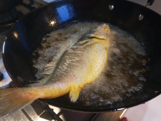 红烧黄花鱼,炸鱼的时候手握鱼尾先炸身，上面用勺子浇热油，保持鱼的完整。