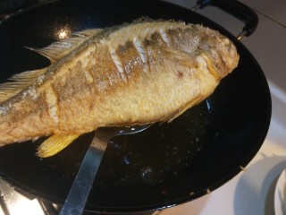 红烧黄花鱼,炸制两面金黄捞出来。