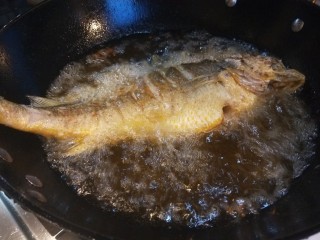 红烧黄花鱼,在整个放入锅中炸制。