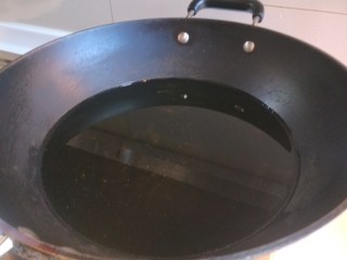 红烧黄花鱼,锅中倒入大米油烧七成热。