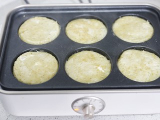 面条鸡蛋饼,煎至一面定型后翻煎另一面，两面煎至金黄。