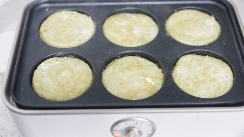 面条鸡蛋饼,煎至一面定型后翻煎另一面，两面煎至金黄。