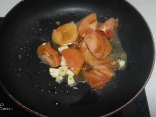 西红柿炒有机菜花、上海青,放入西红柿