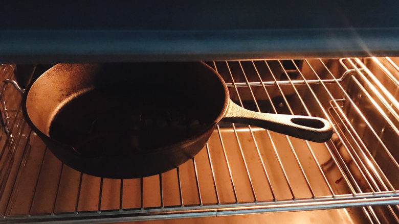 橙香荷兰松饼（猪油版）,铸铁锅放入烤箱中，烤箱210度预热5-10分钟。
