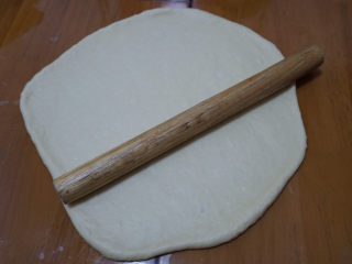香葱肉松手撕面包,将发酵好的面团取出排气，擀成薄长方形。