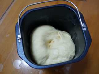 香葱肉松手撕面包,将揉好的面团放温暖处发酵至两倍大。