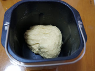 香葱肉松手撕面包,启动和面程序，和面25分钟后加入黄油，再和面25分钟左右即可。