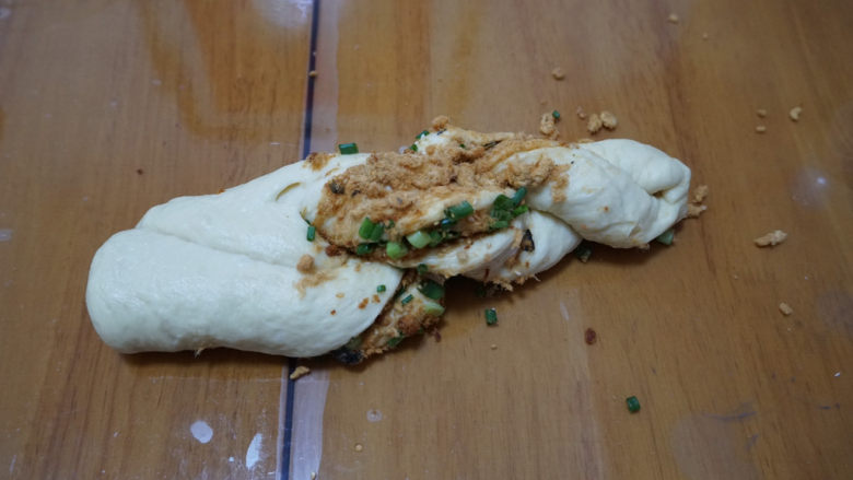 香葱肉松手撕面包,两根面团互相卷起来。