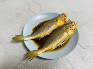 酱焖黄花鱼,适量的蒸鱼豉油和料酒腌制十分钟
