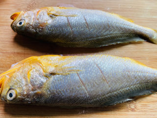 酱焖黄花鱼,在鱼的两面划三刀