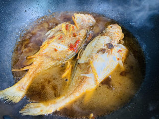 酱焖黄花鱼,大火烧开转中火焖煮十分钟，喜欢汤汁少的大火收汁即可