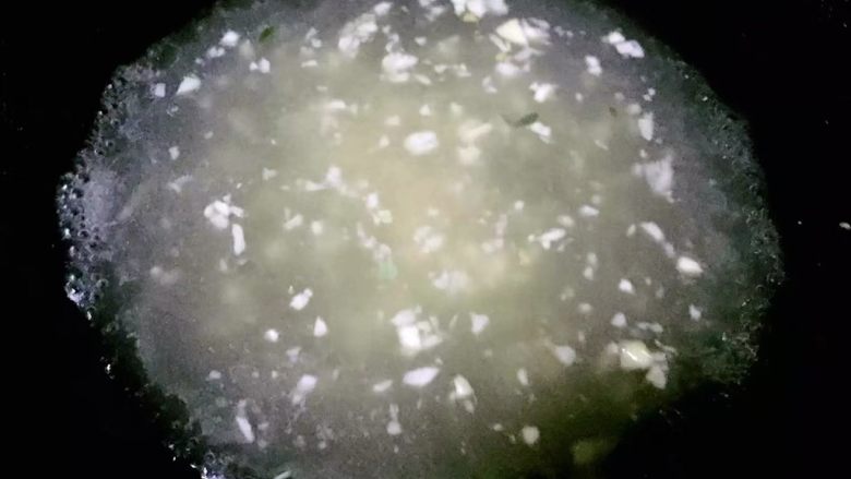 青菜炒香菇,锅中倒入适量清水烧开再倒入水淀粉勾芡成透明糊状