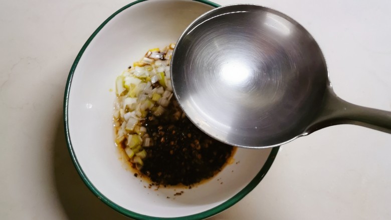 酸辣土豆粉,将一汤勺开水倒入调料碗里
