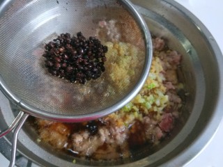 胡萝卜猪肉饺子,花椒炸制变黑过出花椒，热花椒油倒入盆中。