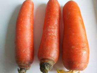 胡萝卜猪肉饺子,胡萝卜三个去皮洗干净。