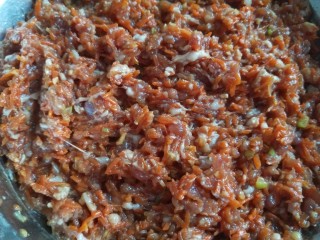 胡萝卜猪肉饺子,在此搅拌均匀即可包饺子了。