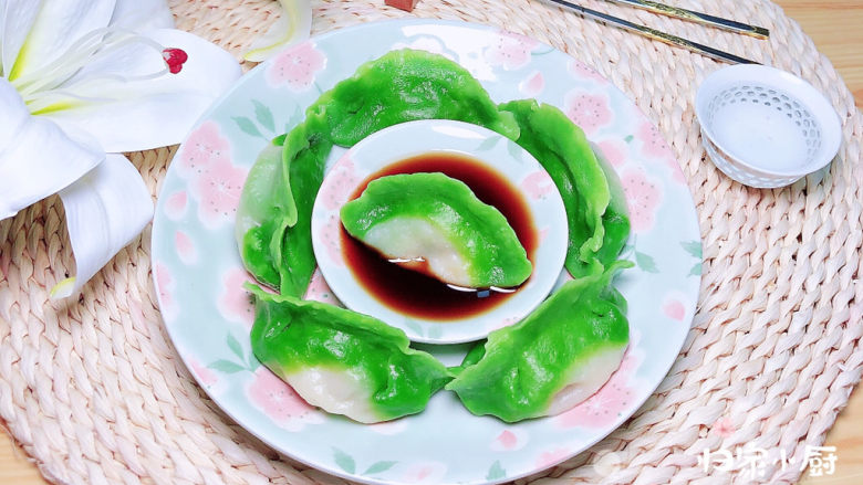 香菇虾仁饺子,一盘颜色漂亮的翡翠香菇虾仁饺子就上桌了！