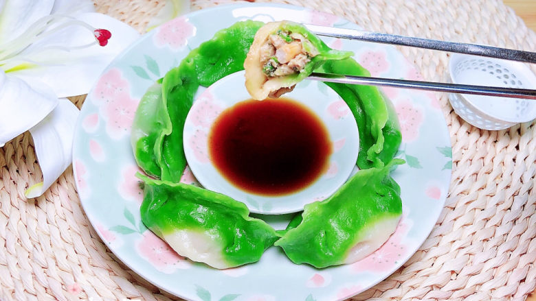 香菇虾仁饺子,配上香醋，大大的虾仁展露出来，鲜美极了！