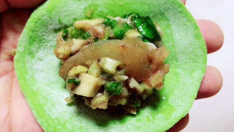 香菇虾仁饺子,包入肉馅，大虾放两段。
