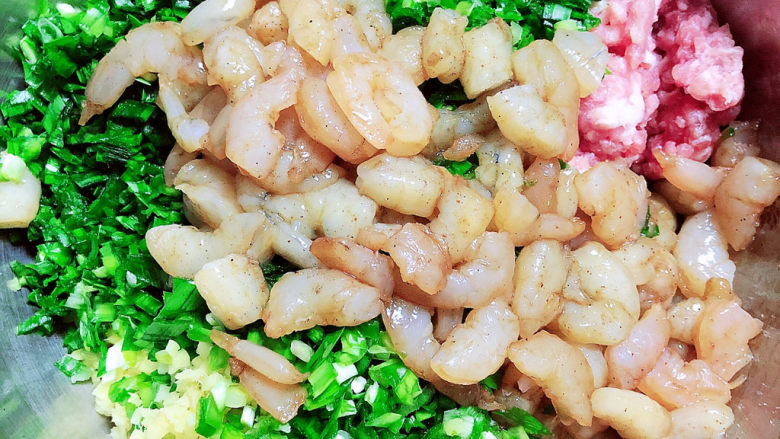 香菇虾仁饺子,将香菇、韭菜、鲜肉馅、虾仁一个切2-3段、葱姜都放入盆中。