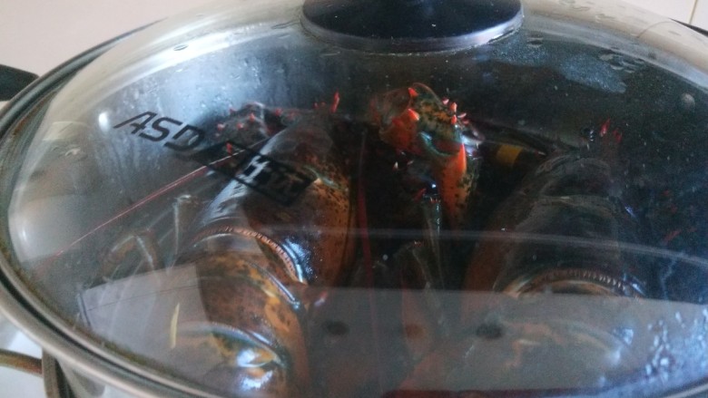 清蒸大龙虾,什么都不用放开锅蒸十五分钟即可。