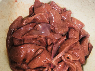 老醋肝尖,将洗净的猪肝切成不薄不厚的片片，最好再用冷水过一遍，洗净血水