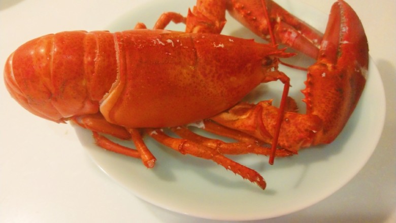 清蒸大龙虾,一只一盘，可以调喜欢吃的酱汁吃，也可以直接吃。