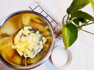 菠萝一口酥,准备黄油，打发倒入白砂糖，继续打发，然后加入一个蛋黄，继续打发