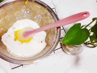 菠萝一口酥,筛入低粉和奶粉，搅拌