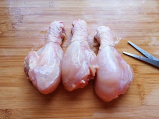 咖喱鸡肉土豆,鸡腿洗干净，用剪刀剪去外面的鸡皮。