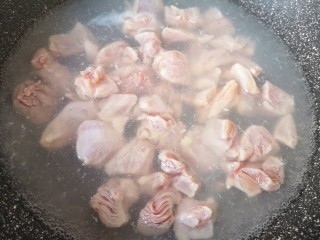咖喱鸡肉土豆,锅内放水，将鸡腿肉凉水入锅，烧开以后关火，捞出鸡腿肉冲洗干净备用。