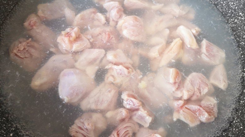 咖喱鸡肉土豆,锅内放水，将鸡腿肉凉水入锅，烧开以后关火，捞出鸡腿肉冲洗干净备用。