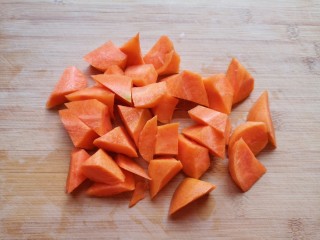 咖喱鸡肉土豆,胡萝卜洗干净切成滚刀块。
