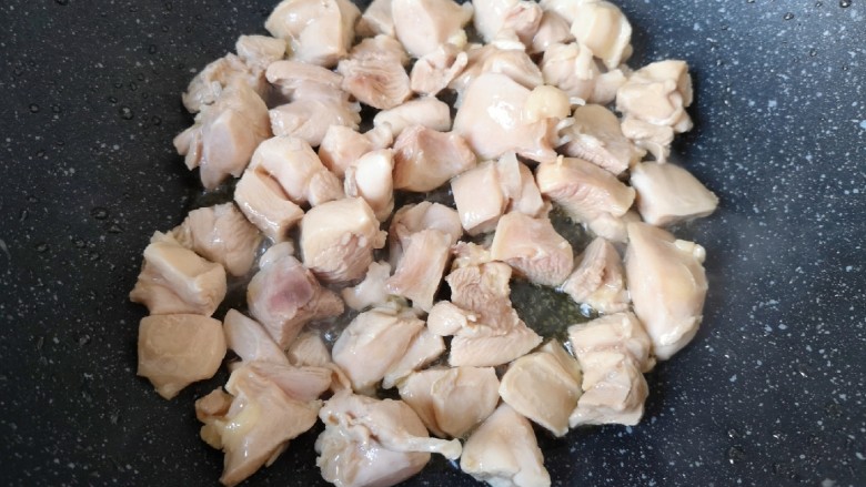 咖喱鸡肉土豆,炒锅内倒入适量的食用油烧热，下入鸡腿肉翻炒至变色。