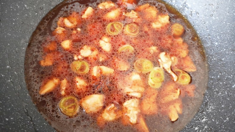 咖喱鸡肉土豆,加水没过鸡腿肉，烧开以后转小火炖20分钟。