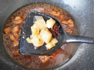 咖喱鸡肉土豆,20分钟以后鸡腿肉基本上已经熟了，捞出里面的大葱和八角不要。