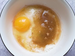 藕夹肉,在面粉里面打入一个鸡蛋，放盐、蔬之鲜和五香粉，最后加入水。