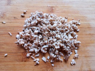 藕夹肉,香菇洗干净切碎。
