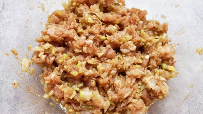 香菇虾仁饺子,搅拌均匀，让肉馅静置一会儿备用。