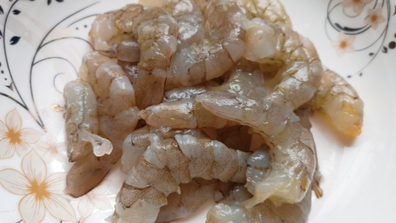 香菇虾仁饺子,去壳剥出虾仁，挑出虾线清洗干净。