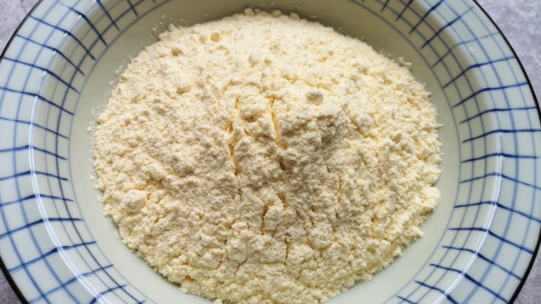 香菇虾仁饺子,准备好玉米饺子粉。