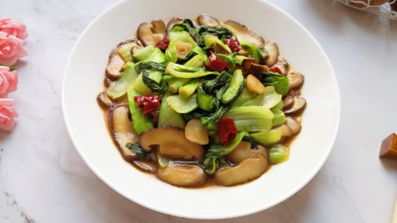 青菜炒香菇,添饭添饭。
