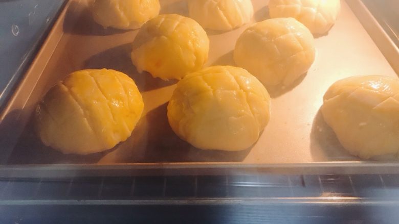菠萝面包,然后进行二次发酵。我用的是烤箱的发酵功能，后来发现酥皮有些溶了。