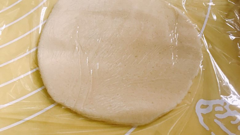 菠萝面包,取出一小份酥皮，用保鲜膜盖住，用擀面杖擀成圆形