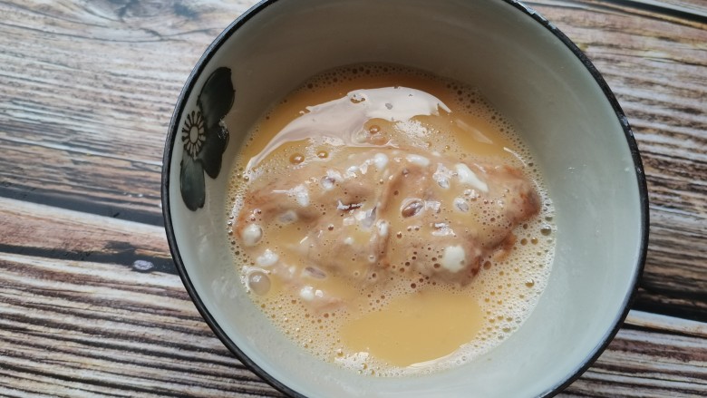 香酥炸鸡翅,在鸡蛋液里滚一下